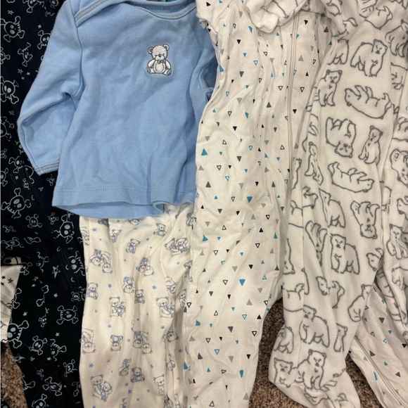 Assorted 3-6 month pajamas - Picture 3 of 9